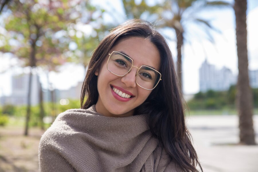 mujer bastante joven feliz que presenta camara parque ciudad 1262 19158